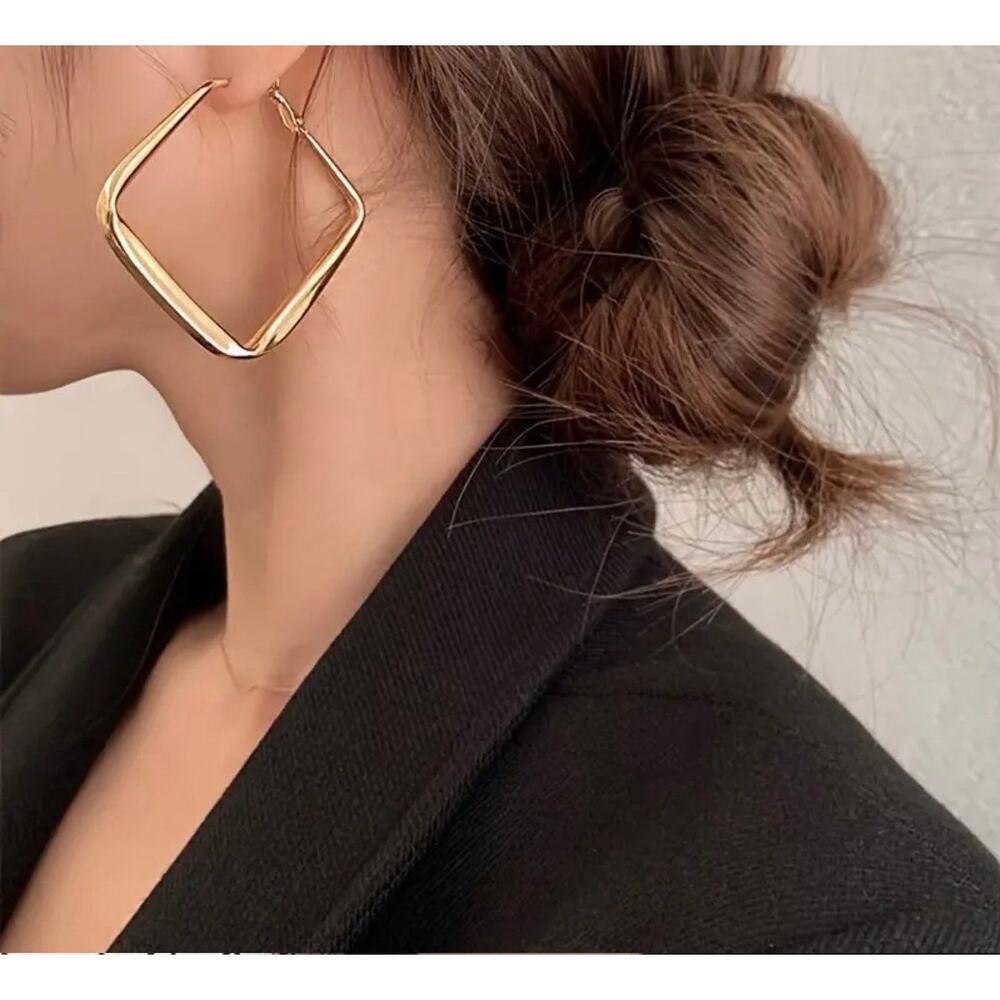 European And American Women's Exaggerated Square Hollow Hoop Earrings, Classy